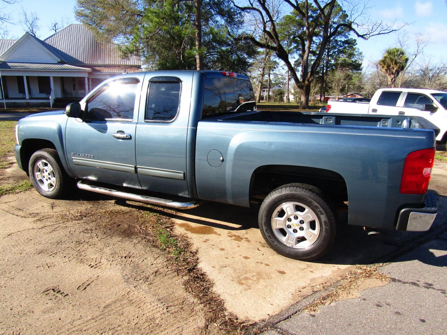 2010 Blue Chevrolet Silverado 1500 LS Extended Cab 2WD (1GCSCREA4AZ) with an 4.8L V8 OHV 16V engine, Automatic transmission, located at 15016 S Hwy 231, Midland City, AL, 36350, (334) 983-3001, 31.306210, -85.495277 - Photo#4